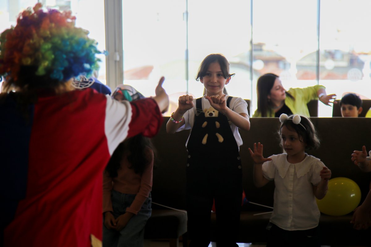 IOMTurkiye's tweet photo. 🌟Celebrating #inclusivity & #community building!
🤝@BelediyesiKilis & the IOM and @StatePRM-supported Social Cohesion Centre organized to celebrate #DisabilityWeek. Community members gathered to take part in an engaging pantomime performance & improvisational theatre🎭🌿 https://t.co/wKsCYvTtFW