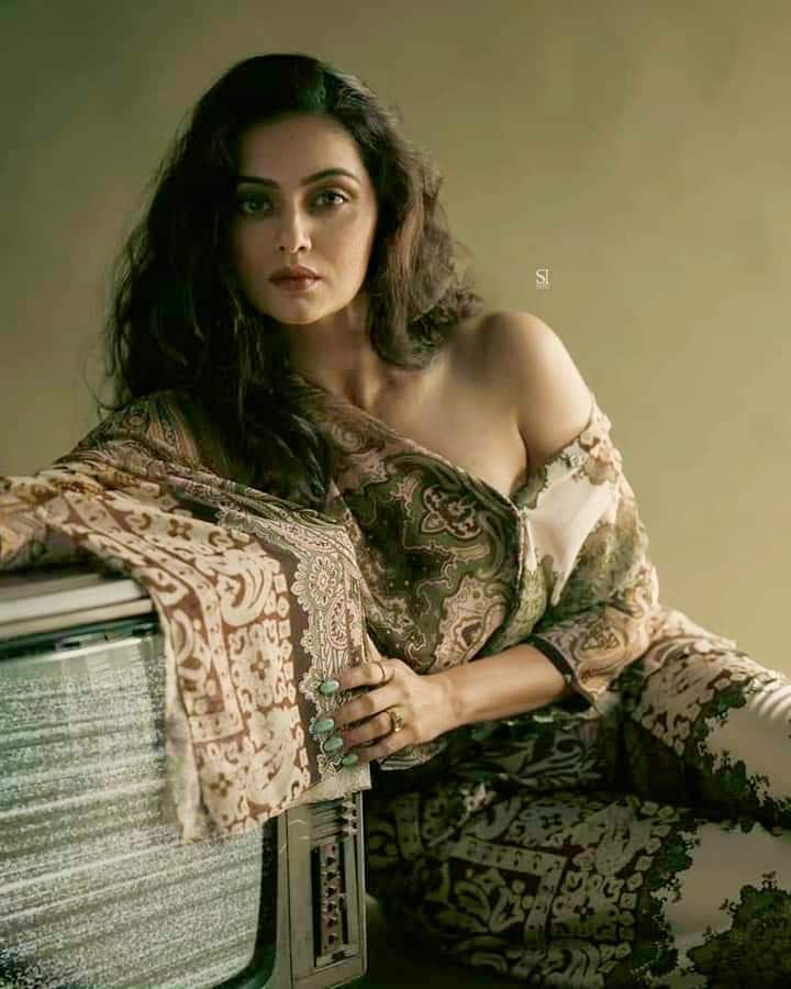 MarathiFilmData's tweet photo. फिटनेस, लूक, फॅशन सेन्स, आत्मविश्वास, लोकप्रियता, कॅमेर्‍याचे भान, सेक्स अपिल याची अतिशय उत्तम केमिस्ट्री म्हणजे #श्रृती_मराठे. तिच्या प्रत्येक ग्लॅमरस फोटो सेशनची सोशल मिडियात हमखास दखल घेतली जातेच आणि यालाच स्टारडम म्हणतात...
#rajkamal #vshantaram  #shrutimarathe https://t.co/OHMzZRiKKg