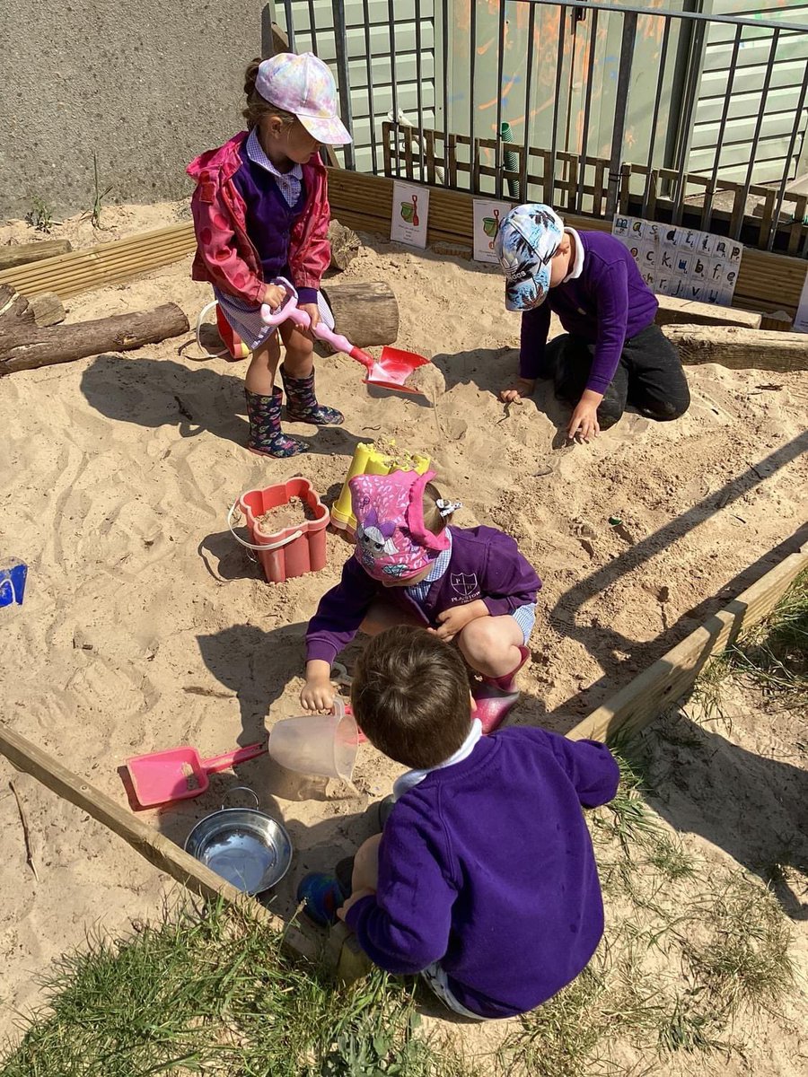 plaistowhill's tweet photo. Bumblebees have been outside enjoying the sunshine. The children wanted to pretend they were at the beach. We got out the buckets and spades to make sandcastles.
#PlaistowHill #Plymouth #school #HorizonMAT #EYFS #Nursery https://t.co/z25SQY3f21
