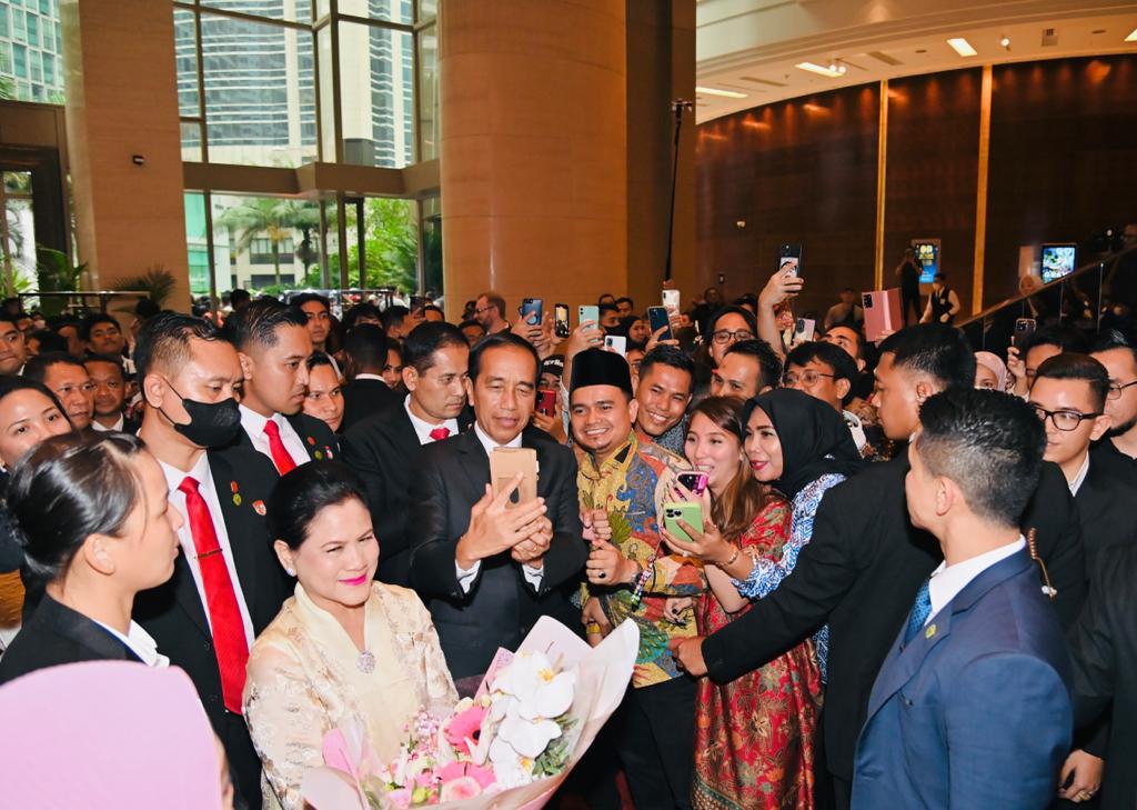 jokowi's tweet photo. Sambutan yang hangat dan meriah dari warga negara Indonesia yang bermukim di Malaysia, setiba di hotel tempat kami hendak menginap malam ini. https://t.co/6AYX0GlDtv