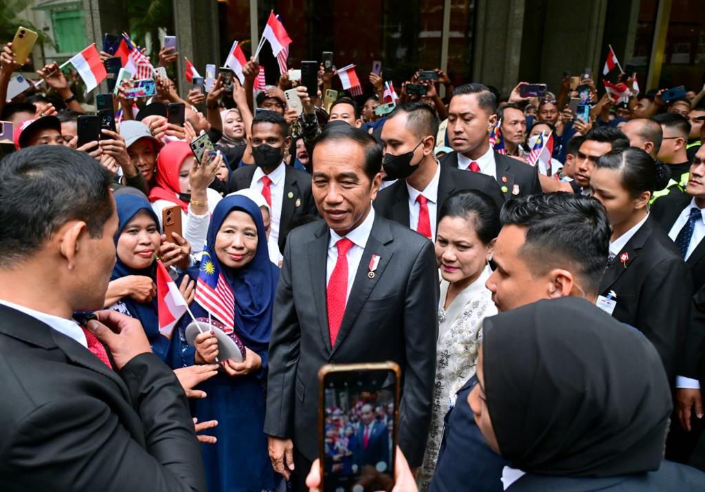 jokowi's tweet photo. Sambutan yang hangat dan meriah dari warga negara Indonesia yang bermukim di Malaysia, setiba di hotel tempat kami hendak menginap malam ini. https://t.co/6AYX0GlDtv