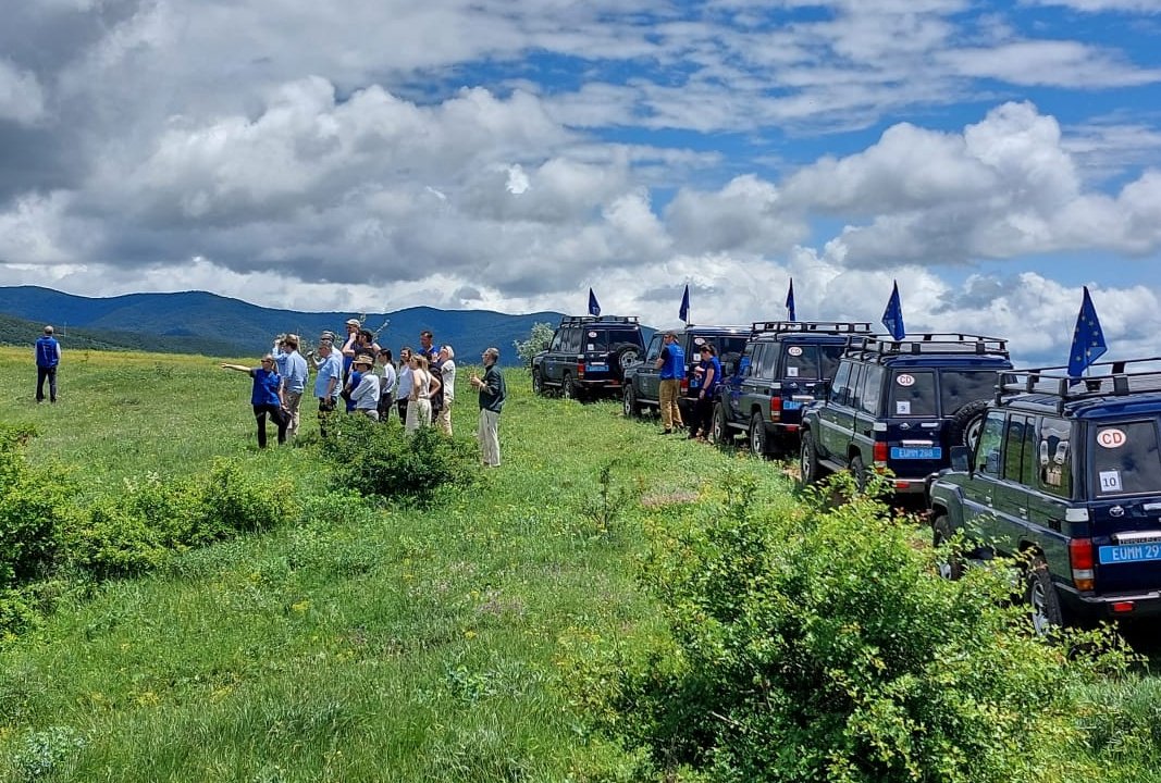 EUMMGeorgia's tweet photo. Today, our 🇪🇺 #CIVCOM visitors joined a patrol to the South Ossetian Administrative Boundary Line in the Khurvaleti area. Our monitors briefed them on security and humanitarian developments on the ground, incl. "borderisation". https://t.co/freU01QYai