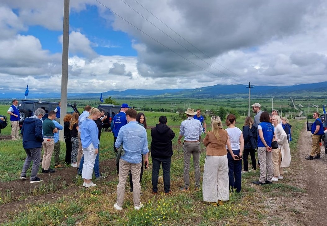 EUMMGeorgia's tweet photo. Today, our 🇪🇺 #CIVCOM visitors joined a patrol to the South Ossetian Administrative Boundary Line in the Khurvaleti area. Our monitors briefed them on security and humanitarian developments on the ground, incl. "borderisation". https://t.co/freU01QYai