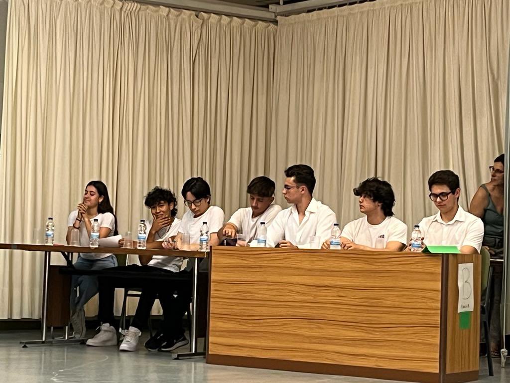 MadeinBleCua's tweet photo. Más de 80 personas asisten a la final del #torneodedebate de #oratoria Nuestros equipos han defendido sus posturas sobre si el futuro está en las Ciencias o en las Letras y lo que de verdad ha quedado claro es que el FUTURO está EN VOSOTR@S!! 🙌🏼🙌🏼👏
@InnovaEducAr @RedEvolucionAr https://t.co/eOtcydkDe3