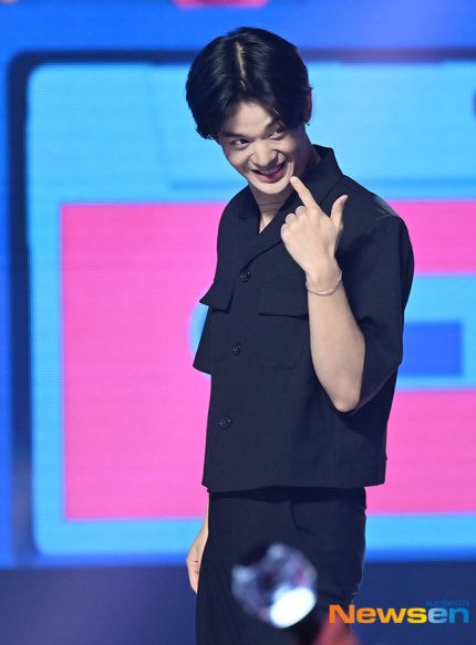 기사사진으로 찍혔네ㅋㅋㅋㅋㅋㅋㅋ아 진짜 이  귀염둥이를 우짜냐