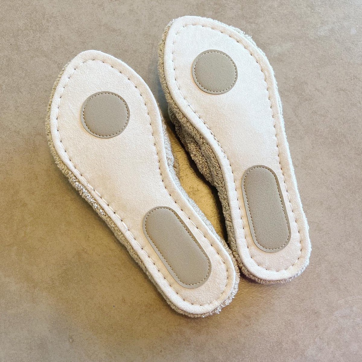 SleepLIVE1's tweet image. 今回ご紹介の睡眠グッズは、
#ウチノ
#タオルサンダルスリッパリラックス
推しポイントは、こちらにて。
instagram.com/p/CtMHni_RJo-/
⭐️企業様向けに、就寝前や就寝中に使用する睡眠グッズや寝具等の終夜睡眠研究を行っております。きちんと『睡眠の質を向上できる』というエビデンスを取りませんか？