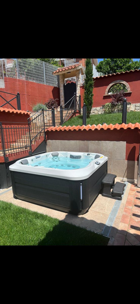 Arredosalaria's tweet photo. Di giorno ☀ e di notte 🌝  Il relax in casa a tutte le ore con le mini piscine @JacuzziOfficial 

Una delle nostre ultime installazioni #Jacuzzi modello J-335. https://t.co/RhrCC0Wrrn