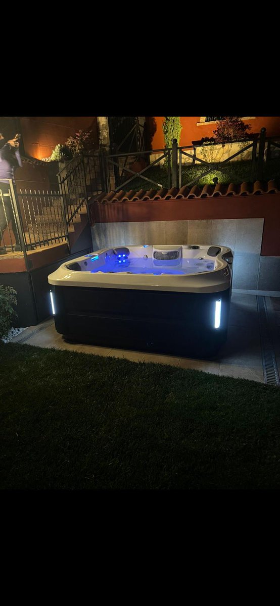 Arredosalaria's tweet photo. Di giorno ☀ e di notte 🌝  Il relax in casa a tutte le ore con le mini piscine @JacuzziOfficial 

Una delle nostre ultime installazioni #Jacuzzi modello J-335. https://t.co/RhrCC0Wrrn