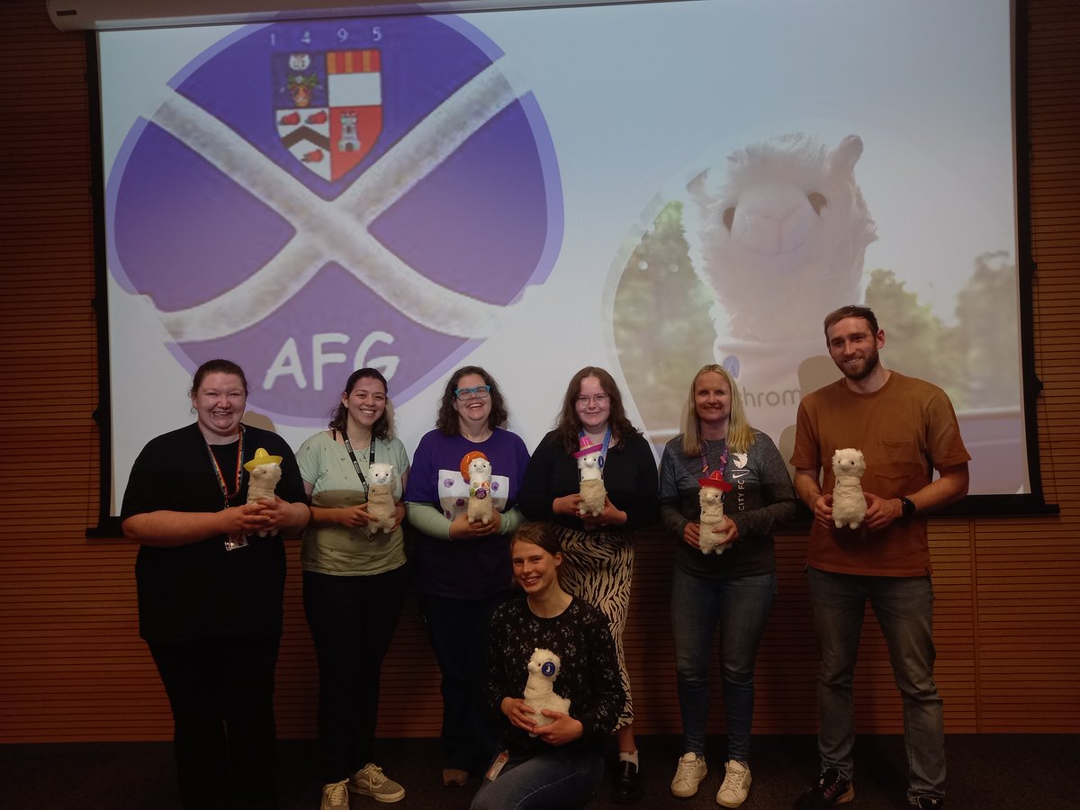 Heleaney's tweet photo. Our herd of Alice Alpacas enjoyed our last AFG lab meeting for the summer! @AFGTweets @Proteintech #AliceAlpacaAdventures #EmotionalSupportAlpacas #TinyHats
Photo credit @logantom_ https://t.co/BIJ9qlWeNa