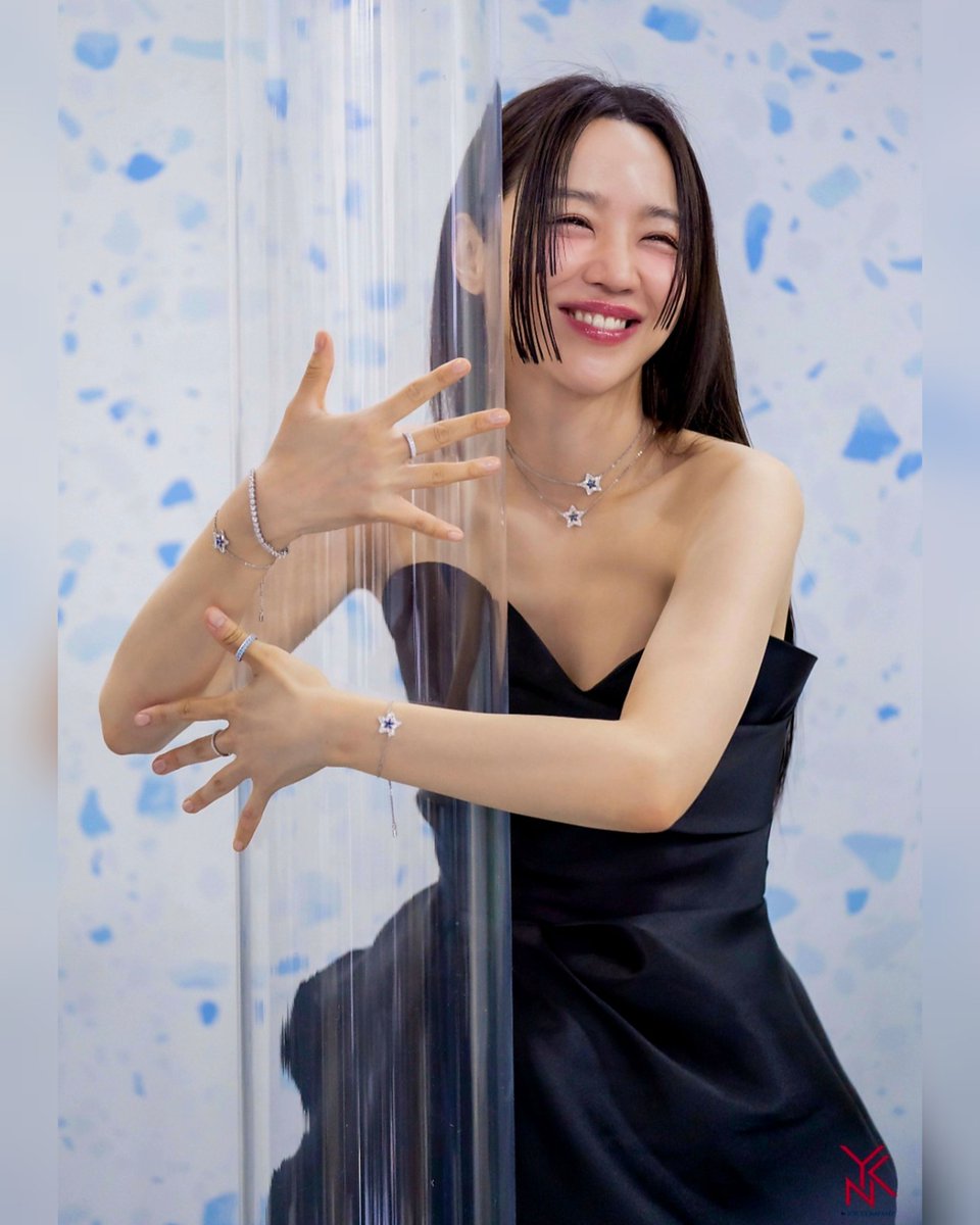 Beautiful smile⚘️

1st Look vol. 259 
(June 2023 Issue)

#shinhaesun
#shinhyesun