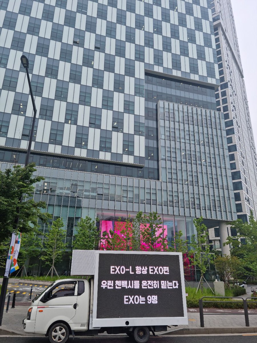 #EXO fanbases show their support to #Baekhyun, #Chen & #Xiumin by sending a protest truck to the front of SM Entertainment in Seoul, Korea today!🔥