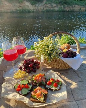 IriKorol's tweet photo. picnics by the waters♡ https://t.co/IhpE5VWR5N