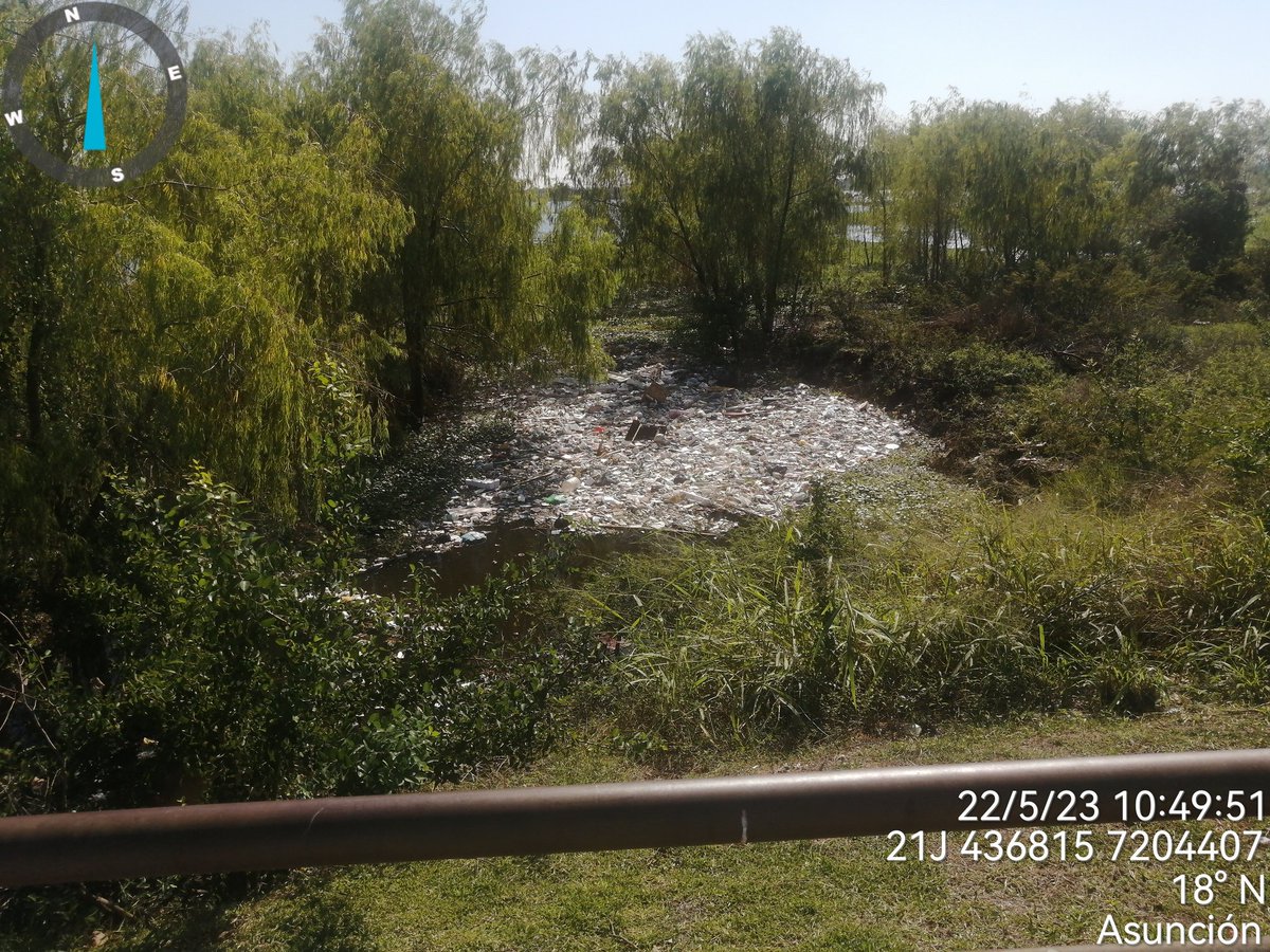 capegalarza's tweet photo. Jóvenes que viven en el entorno de la Bahía de Asunción se encuentran limpiando el borde de la costanera, en el sector del muelle. Ejemplo a seguir por todos. Hay sitios como muchos residuos. Debemos cuidar más nuestra ciudad. #DiaMundialDelMedioAmbiente https://t.co/Fo9UDmeyVZ