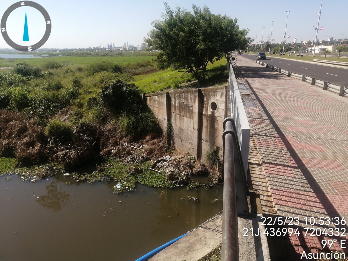capegalarza's tweet photo. Jóvenes que viven en el entorno de la Bahía de Asunción se encuentran limpiando el borde de la costanera, en el sector del muelle. Ejemplo a seguir por todos. Hay sitios como muchos residuos. Debemos cuidar más nuestra ciudad. #DiaMundialDelMedioAmbiente https://t.co/Fo9UDmeyVZ