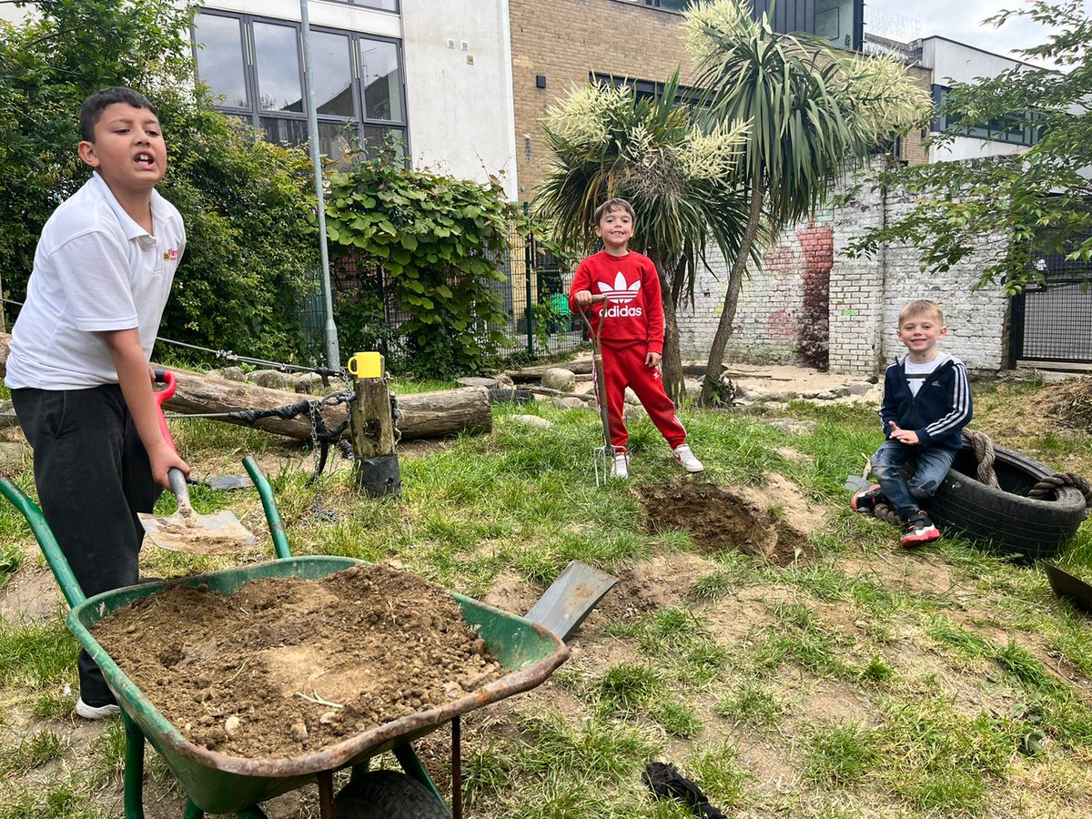 awesome_cic's tweet image. Digging for worms at Waterside 😀

#FunComesFirst #islington #adventureplayground #playwork #playmatters #letthemplay #londonplaygrounds #adventureplay #freeplay #outdoorplay #openendedplay #loosepartsplay #treehouse #childledplay #riskyplay #righttoplay