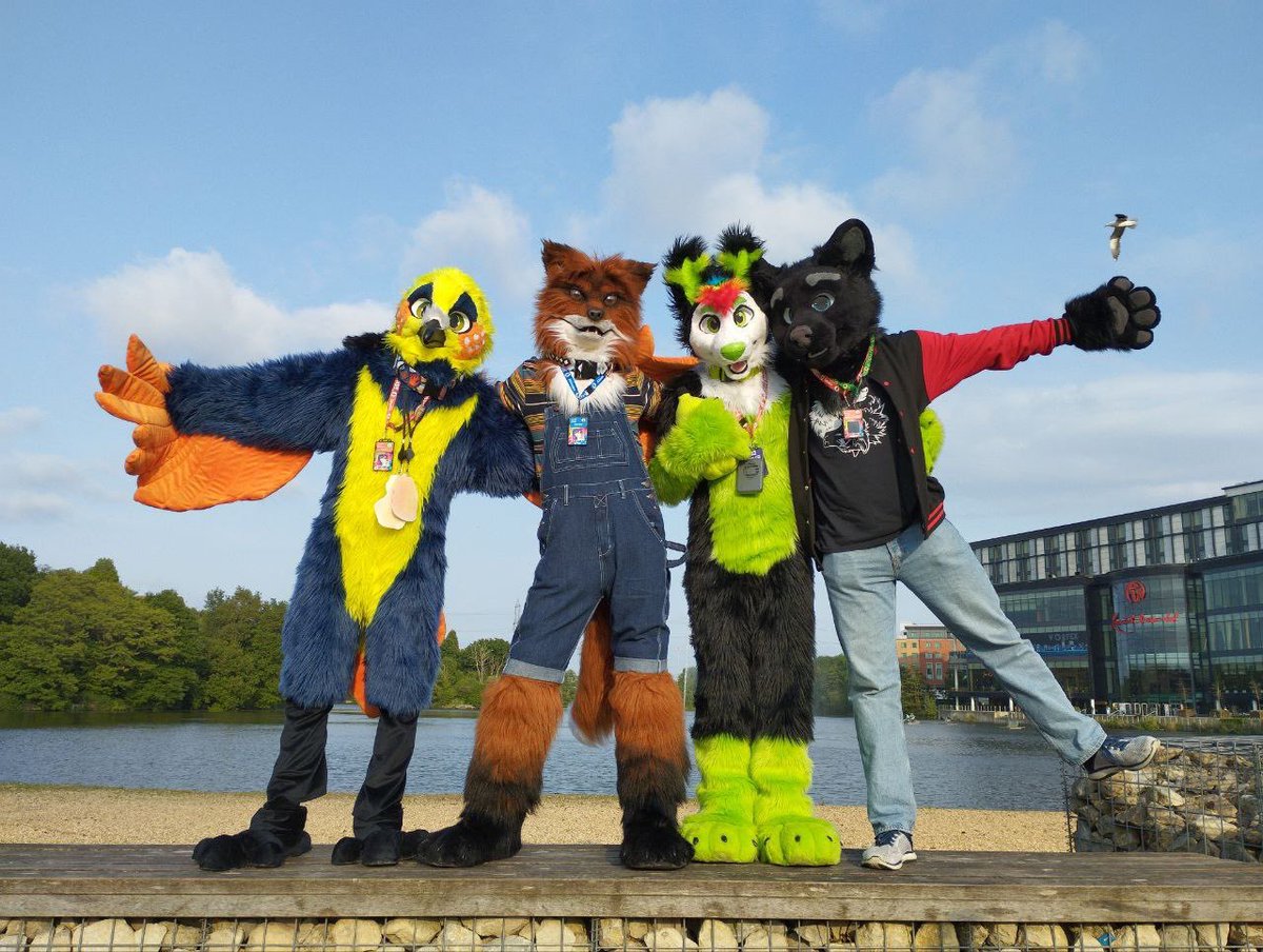 One of my favourite photos from #Confuzzled2023 💚

🐦:/C.Fames
🦊:/Tree Fonix
🐺:Felix the Wolf
🐆:<a href="/PantherPanthera/">Panthera Panther</a> 

📸:<a href="/KinanB01/">Kinan (and Kel...)</a> 

#furry #fursuit #CFz2023
