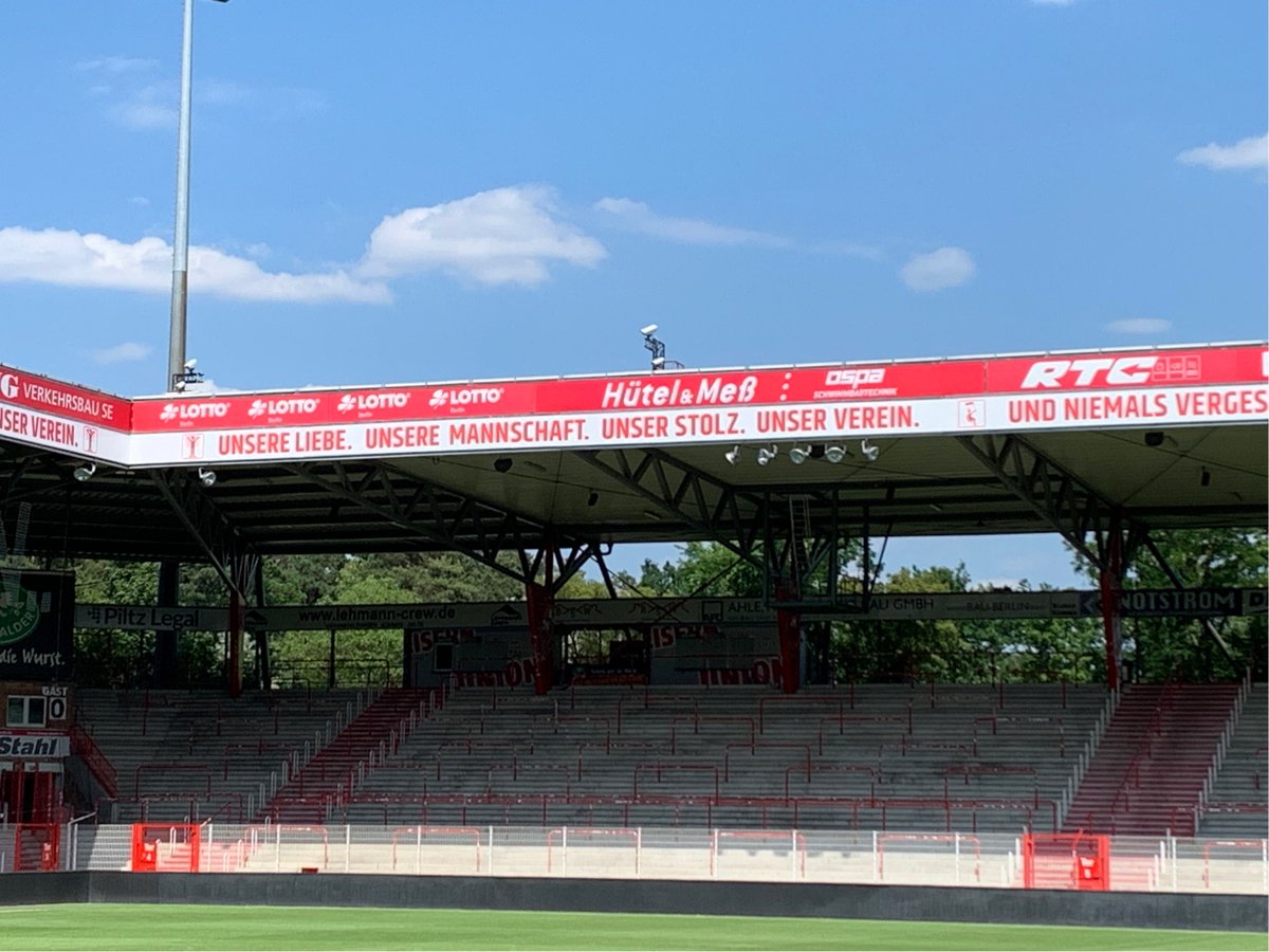 VBG_Hamburg's tweet photo. Der @fcunion hat die beste Saison der Clubgeschichte gespielt 🏆. Ein Erfolg auch der medizinischen Abteilung. Die erklärt beim #SHLS23 gerade den 1. FC Union Berlin aus medizinischer Sicht – spannend ⚽. Alle Infos der #VBG für den Sport übrigens hier 👉 https://t.co/aoNUznEwIu https://t.co/ZP9i1mTEEJ