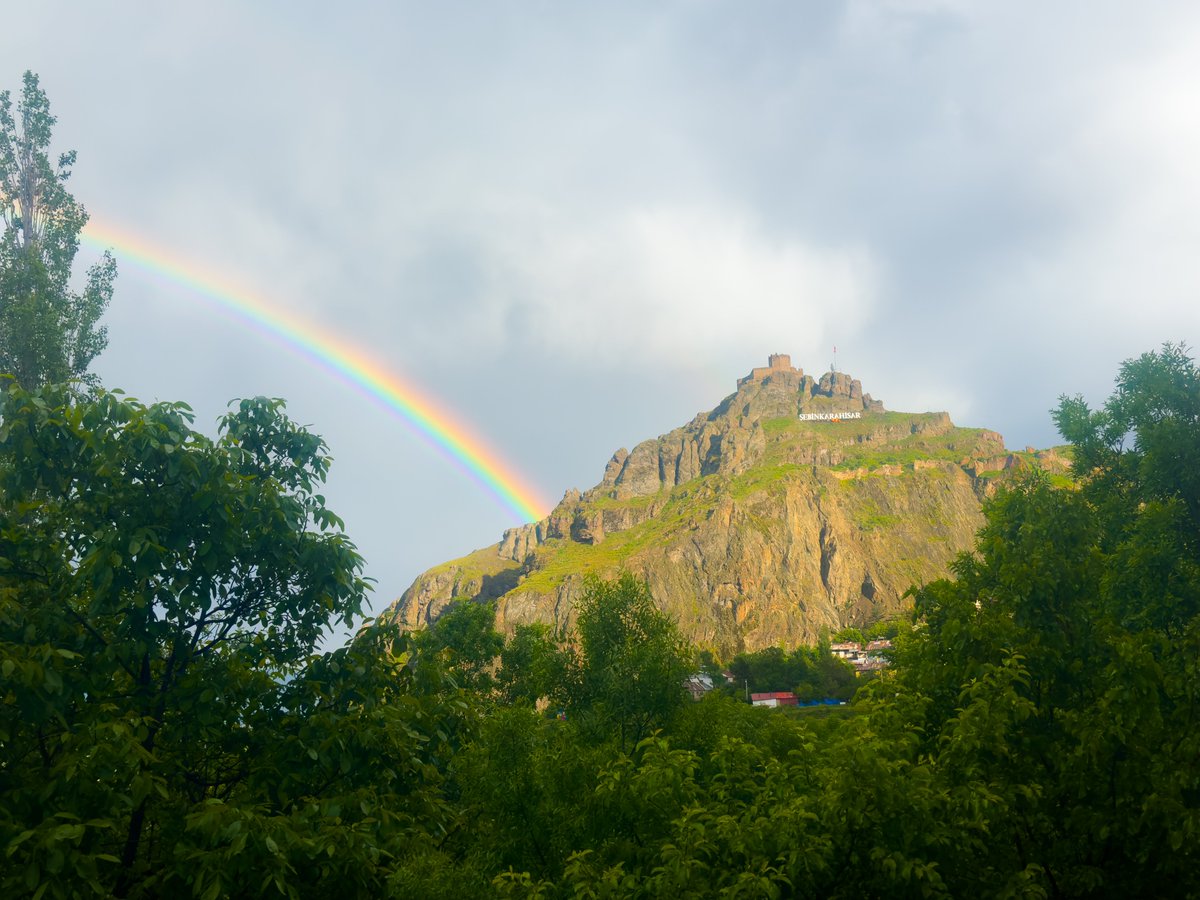 🥰 #Giresun Şebinkarahisar'da yağmurlu havanın ardından çıkan gökkuşağı güzel görüntüler oluşturdu
