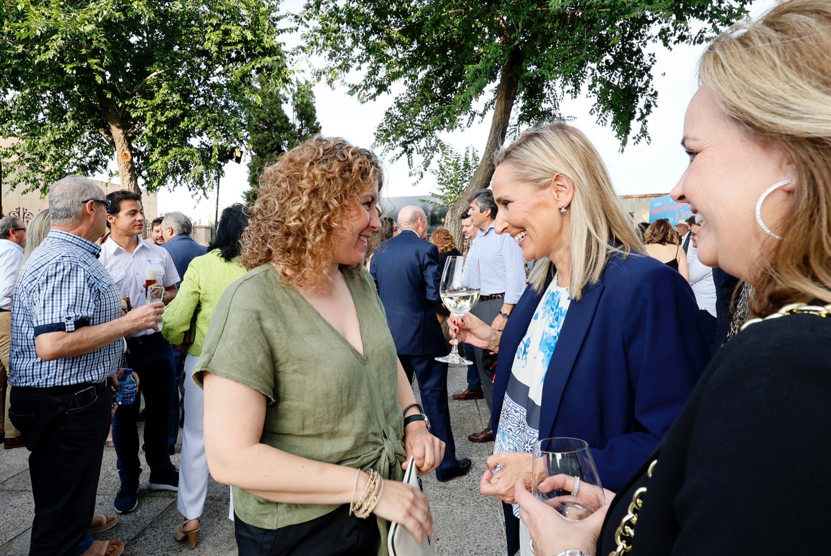 🐲 "La Tarasca" de La <a href="/tribunadetoledo/">La Tribuna de Toledo</a> vuelve a brillar en la Semana Grande del #CorpusChristi 

Un evento que congregaba este martes a más de un millar de personas en #Toledo y al que no han faltado los concejales <a href="/EstebanPanos_Cs/">Esteban Paños</a>, <a href="/Aracelidlcalle/">Araceli de la Calle 🇪🇸</a> e <a href="/Irene_Benayas/">Irene Benayas</a> 

🤗 ¡Gracias!