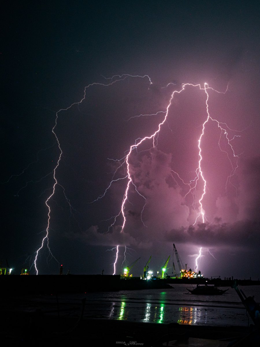 earthshakerph's tweet photo. 📷 Lightning Strikes: Unleashing Nature's Power! ⚡️

LOOK: Witness the awe-inspiring beauty of lightning strikes captured right from the palm of our hands! 

#Lightning #Thunderstorm #MeteoShaker

[1/3] https://t.co/W0Ns8iReIb