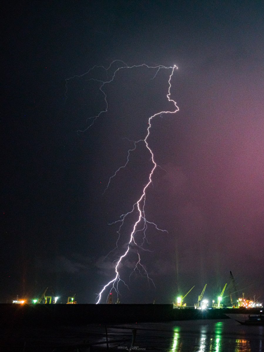 earthshakerph's tweet photo. 📷 Lightning Strikes: Unleashing Nature's Power! ⚡️

LOOK: Witness the awe-inspiring beauty of lightning strikes captured right from the palm of our hands! 

#Lightning #Thunderstorm #MeteoShaker

[1/3] https://t.co/W0Ns8iReIb