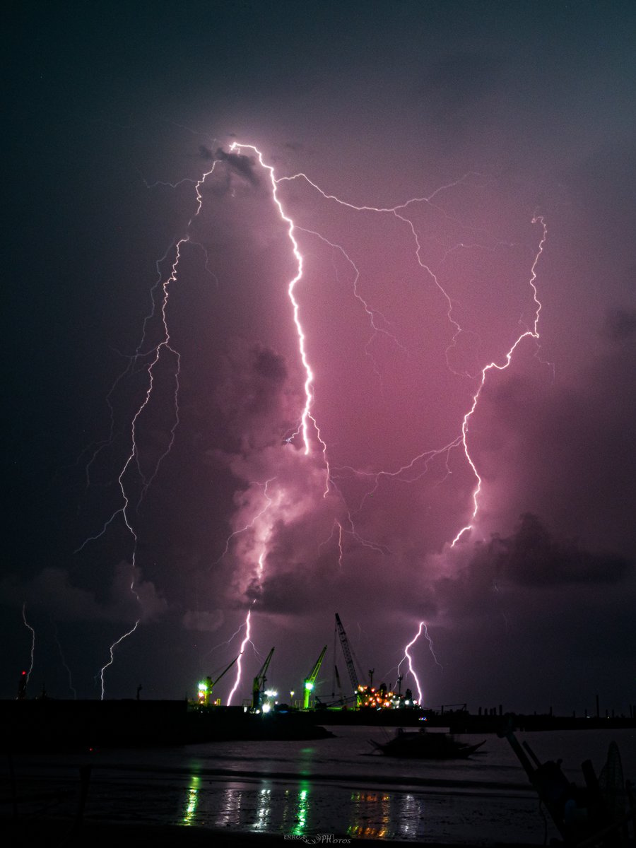 earthshakerph's tweet photo. 📷 Lightning Strikes: Unleashing Nature's Power! ⚡️

LOOK: Witness the awe-inspiring beauty of lightning strikes captured right from the palm of our hands! 

#Lightning #Thunderstorm #MeteoShaker

[1/3] https://t.co/W0Ns8iReIb