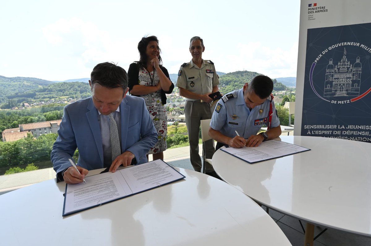 armeeszne's tweet photo. [#EnDirect🔴] du Mémorial Alsace-Lorraine de Schirmeck pour la signature de la convention d’une classe de défense entre le @16eBcp et le collège Jean-Jacques Kieffer de Bitche. ✍️ https://t.co/Rr0Ewy0ThE