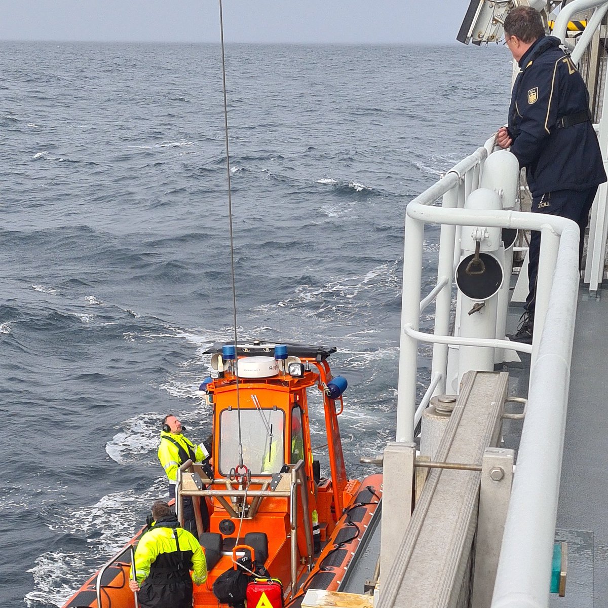 zoll_info's tweet image. Während der #Nordseewoche 2023 war das Zollschiff BORKUM rund um #Helgoland eingesetzt. Am 30. Mai kam es für die Besatzung während einer Regatta zum Einsatz: Auf der Segelyacht "Toke" befand sich eine verletzte Person. Beide Schiffe waren ~70 Seemeilen 🧭nw von Helgoland. 1/3