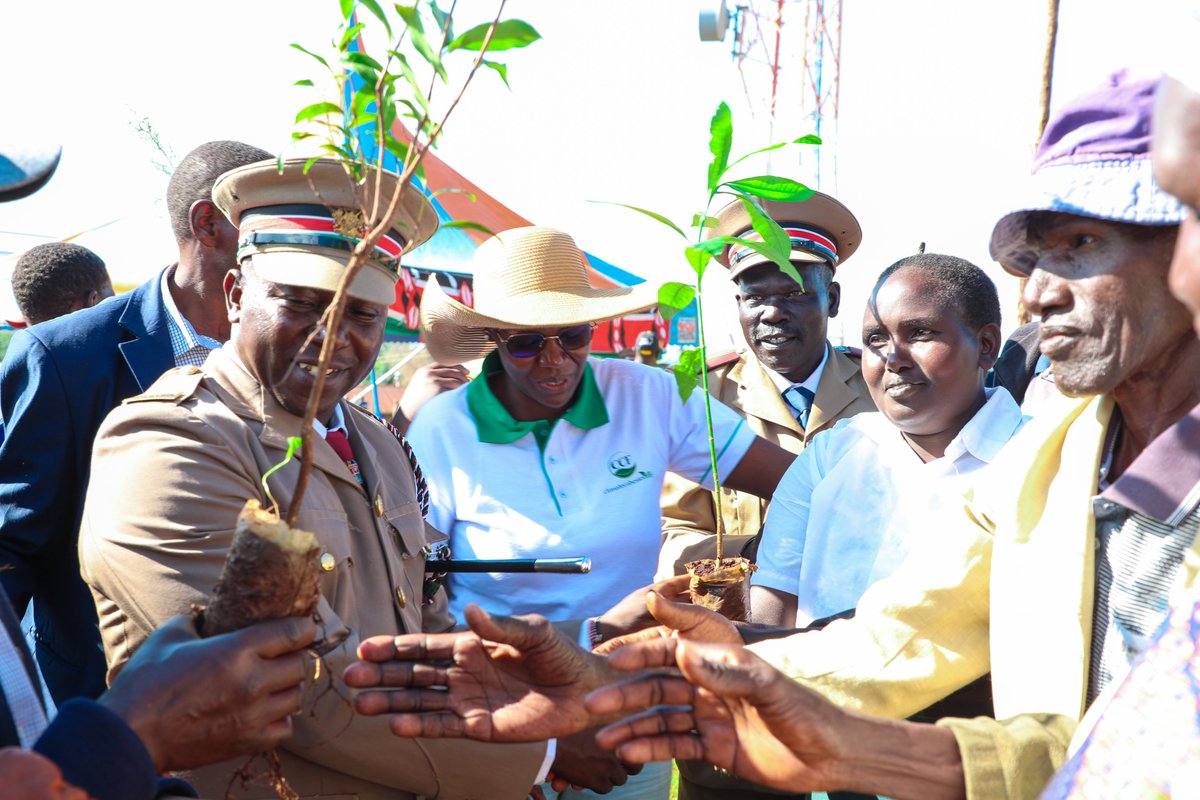 vickybettyc's tweet photo. During Madaraka Day Celebrations in Soko Huru, Kericho.
Planted trees, distributed seedlings and sensitized wananchi on conservation &amp; climate change https://t.co/JRLiKQpLNV