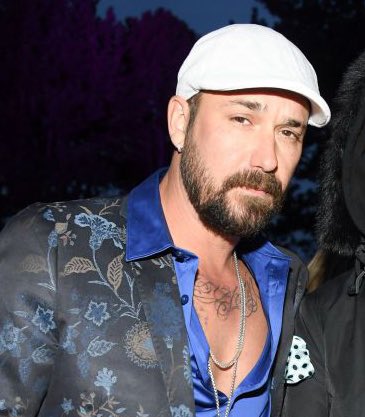 PopTingz's tweet photo. Jeremy Bieber, Justin Bieber’s father,  tells the LGBTQ+ community not to “forget to thank a straight person this [pride] month” for their “existence.” https://t.co/rE1t1GDkpO