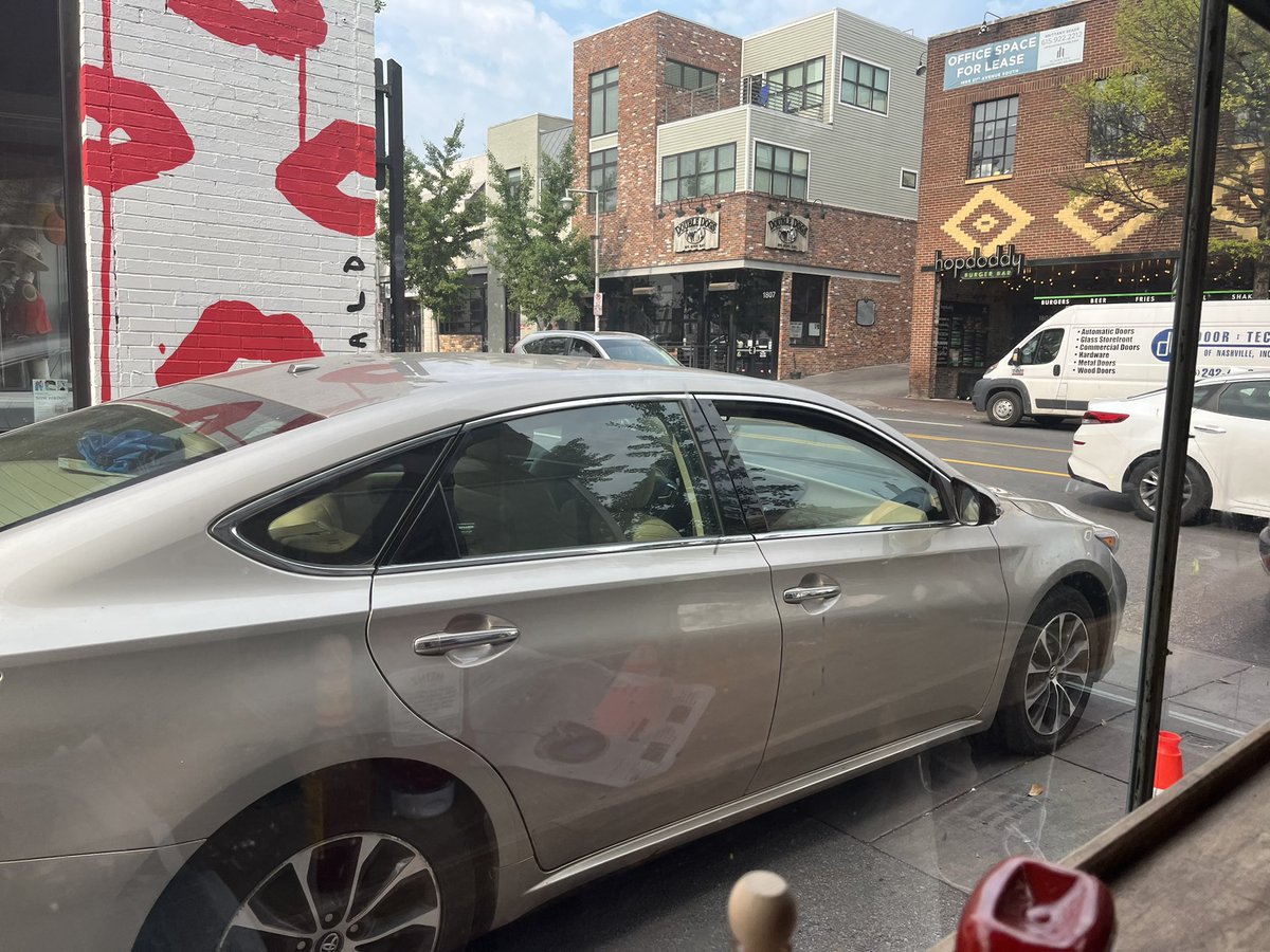 ejmotycka's tweet photo. After letting a few pedestrians pass, the driver leaves out of the same alley. https://t.co/zHGrejPs9i
