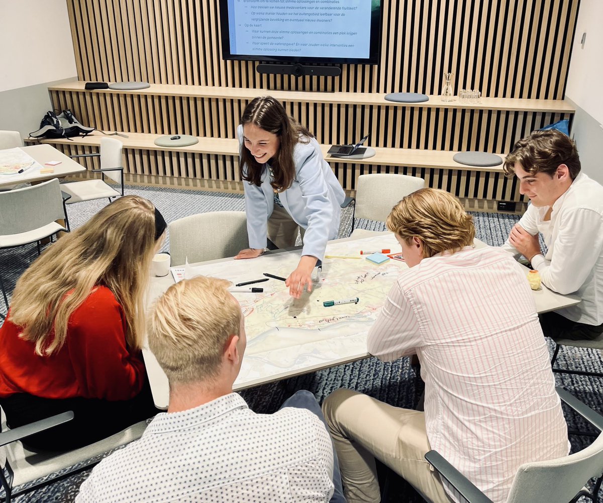 Vandaag gingen we met studenten van verschillende studies van de <a href="/WUR/">Wageningen U&R</a>⁩ in gesprek over de toekomst van het buitengebied en de rol van de ruimtelijk ontwerper. Mooie opbrengst met veel creatieve en innovatieve ideeën!