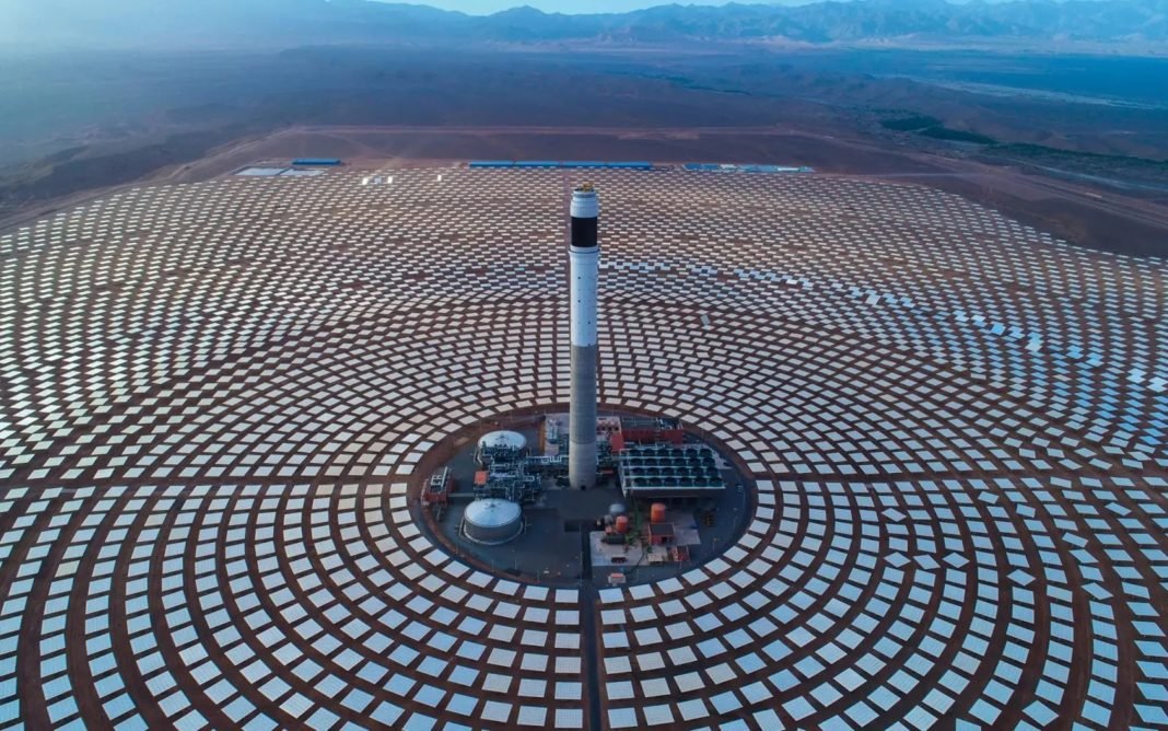 🇲🇦♻️|Le Maroc en voie de devenir la 1ère puissance mondiale des énergies renouvelables

A Ouarzazate, la centrale solaire n'est que l'un des mégaprojets que le Maroc a construit pour tirer parti de son énorme potentiel d’énergie solaire et éolienne.
A DÉROULER⤵️