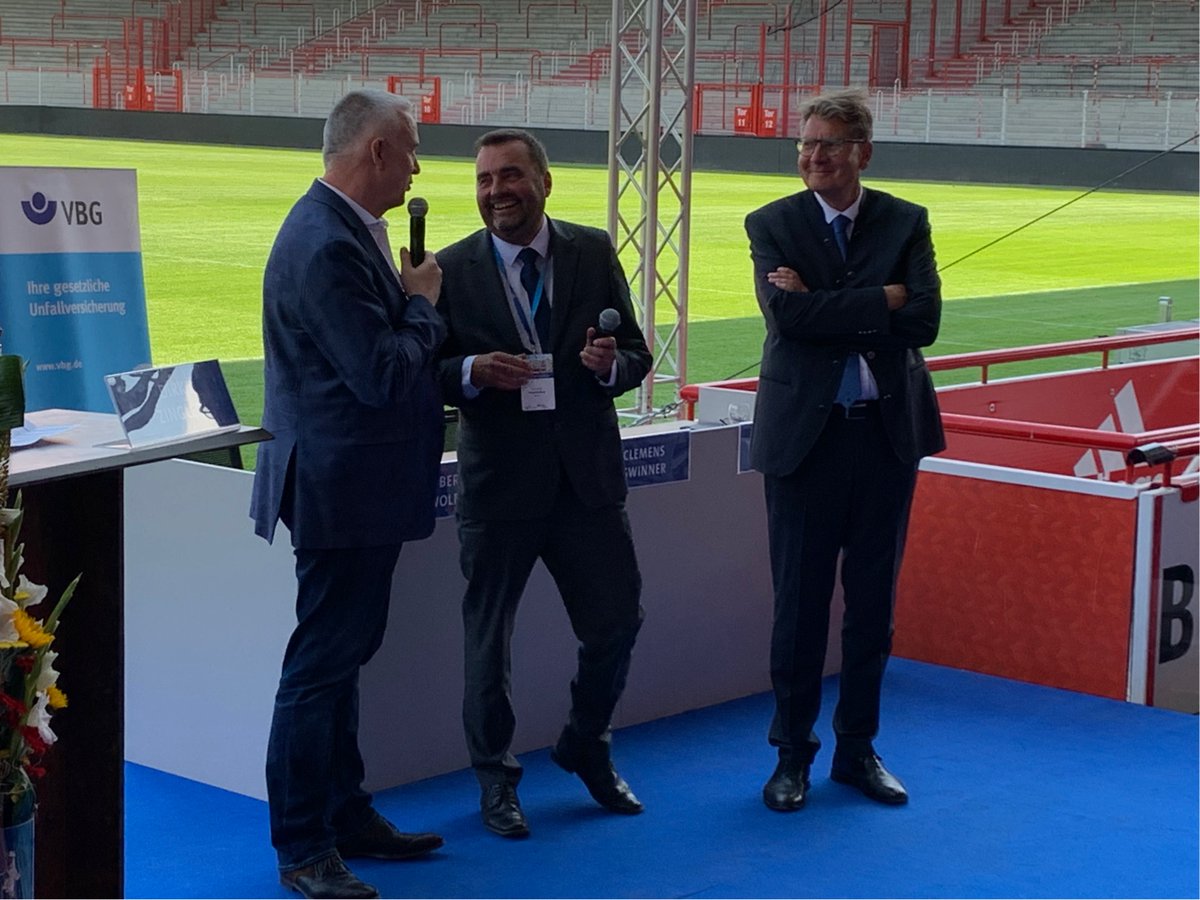 VBG_Hamburg's tweet photo. Der @fcunion hat die beste Saison der Clubgeschichte gespielt 🏆. Ein Erfolg auch der medizinischen Abteilung. Die erklärt beim #SHLS23 gerade den 1. FC Union Berlin aus medizinischer Sicht – spannend ⚽. Alle Infos der #VBG für den Sport übrigens hier 👉 https://t.co/aoNUznEwIu https://t.co/ZP9i1mTEEJ
