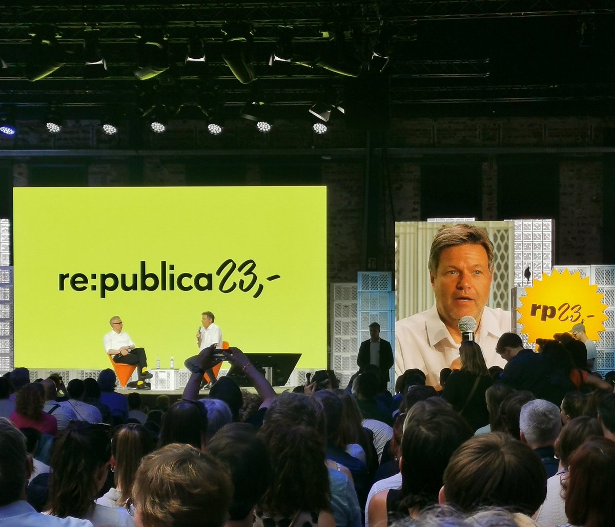 "Die negative Aufmerksamkeitsökonomie belohnt einen nicht für Kommunikation, die zusammenführt.“ -> 
"Es ist gut, gemeinsam erfolgreich zu sein!" <a href="/republica/">re:publica</a> #rp23 #Habeck