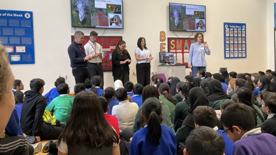 "Bringing authors directly to children can enhance their understanding of the writing process."
oldham-chronicle.co.uk/news-features/…