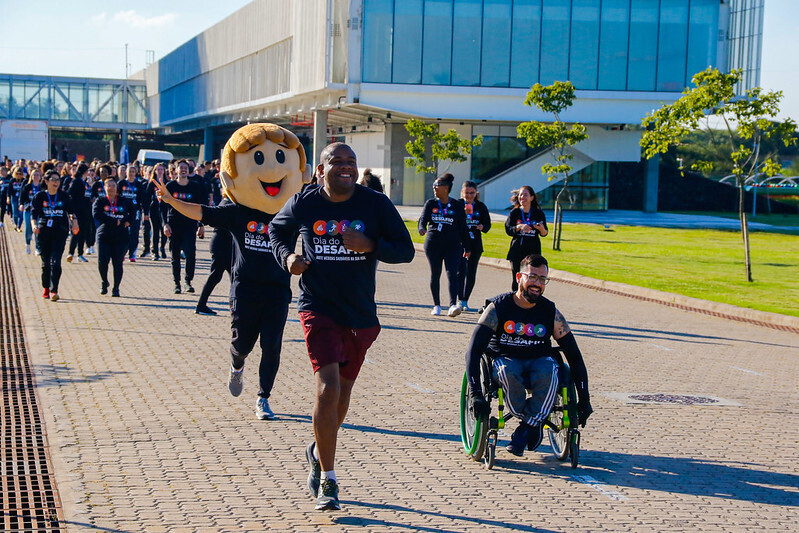 sesc_rs's tweet photo. Hoje, no dia Mundial da Corrida, queremos homenagear todos que amam uma corrida. 👟💨
Neste dia, ressaltamos a relevância do esporte para manter o corpo e mente saudáveis.
E aí, que tal comemorar o dia de hoje fazendo uma corrida? 🤩
#DiaMundialdaCorrida #SescRS #VemproSesc https://t.co/ezIFEfBmn9