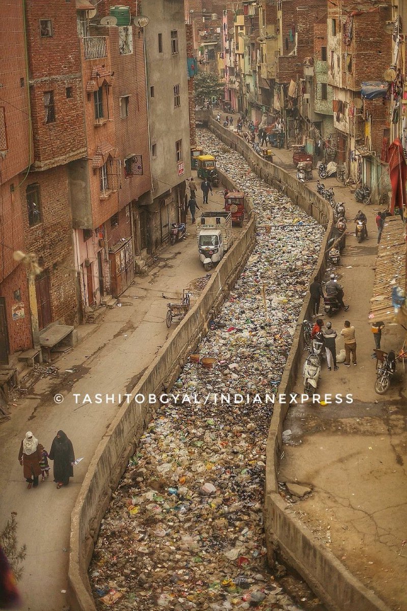 दिल्ली में प्लास्टिक का 5 किमी लंबा नाला 
मोदीजी  का 'स्वच्छ भारत' #EnvironmentDay #plastic