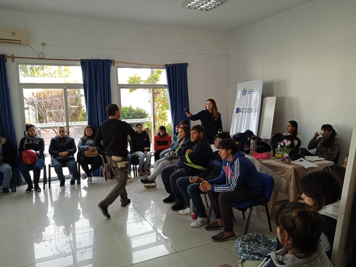 Mides_RN's tweet photo. Se realizó el primero de los  talleres de accesos previstos para esta edición del Programa. En esta oportunidad fue " empleabilidad" para participantes de Fray Bentos, Nuevo Berlín y San Javier.
@marianamasdo @MartinLemaUy @asciarram @elenalancaster_ @LuisLacallePou https://t.co/QFTfe40Wvx