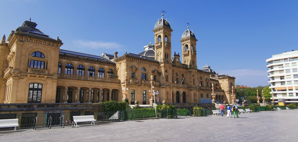 zukunftmobil's tweet image. Donostia-San Sebastián ist eine Stadt im Baskenland mit einer Bevölkerungszahl von 187.849 (2022) und einer Bevölkerungsdichte von 3060,77 EW/km².

Die Stadt hat drei Stadtstrände: Concha und Ondarreta in der Bucht La Concha (deutsch: Die Muschel) und Zurriola im Osten.l