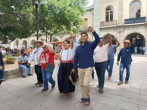 CuartaPlana's tweet photo. #Enterate | La dirigencia de la @Seccion22Cencos sí habría aceptado la nueva Ley Estatal de Educación de #Oaxaca; #PTEO en segundo término; este miércoles iniciarán mesas de análisis en el @CongresoOaxaca_.
#Noticias #masterchef11.#AppleVisionPro
https://t.co/2YxFAZHgCO https://t.co/5nkFhTJfBR
