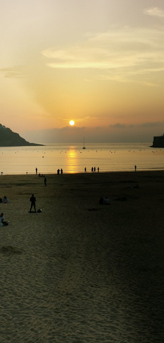 zukunftmobil's tweet image. Donostia-San Sebastián ist eine Stadt im Baskenland mit einer Bevölkerungszahl von 187.849 (2022) und einer Bevölkerungsdichte von 3060,77 EW/km².

Die Stadt hat drei Stadtstrände: Concha und Ondarreta in der Bucht La Concha (deutsch: Die Muschel) und Zurriola im Osten.l