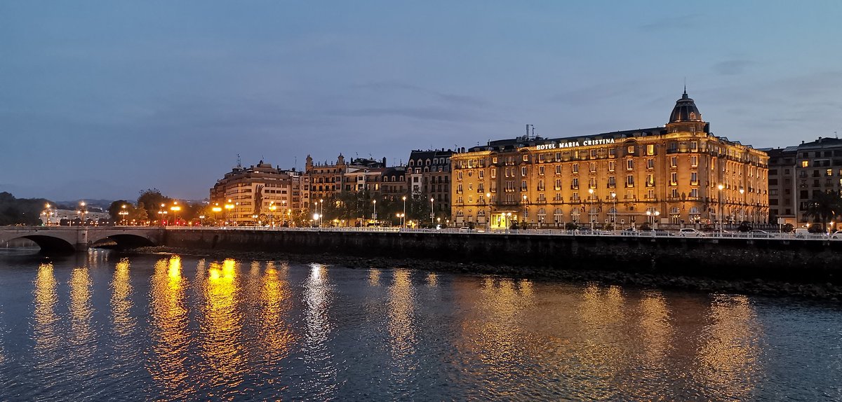 zukunftmobil's tweet image. Donostia-San Sebastián ist eine Stadt im Baskenland mit einer Bevölkerungszahl von 187.849 (2022) und einer Bevölkerungsdichte von 3060,77 EW/km².

Die Stadt hat drei Stadtstrände: Concha und Ondarreta in der Bucht La Concha (deutsch: Die Muschel) und Zurriola im Osten.l