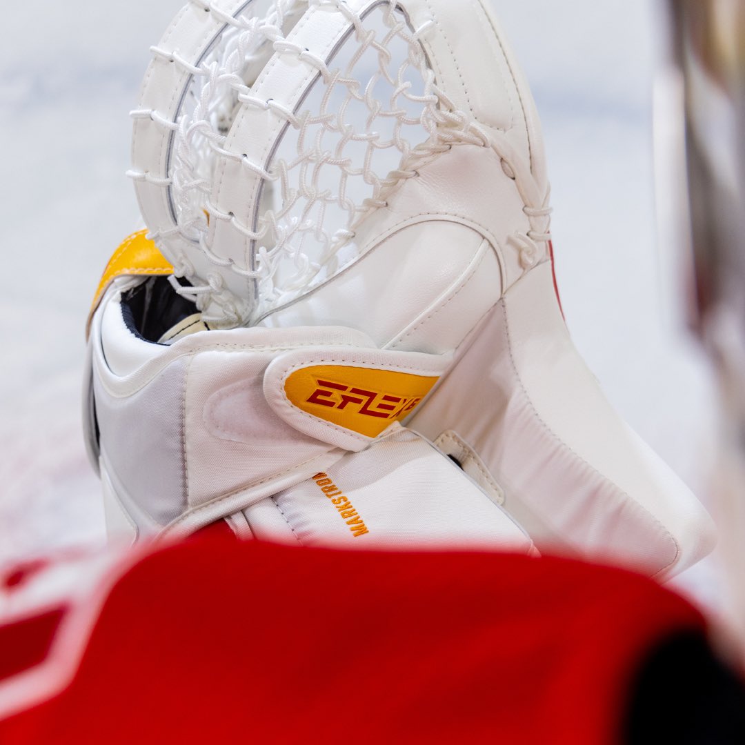 CCMGoalie's tweet photo. New glove, new fit, new tech.  

The CCM EFLEX 6 581 Goalie Glove is  loaded with next-gen technology. With a 15% weight reduction, upgraded strapping, increased range of motion, and maximized responsiveness, you'll feel in the zone at all times 👀 https://t.co/gPKPDFL49R