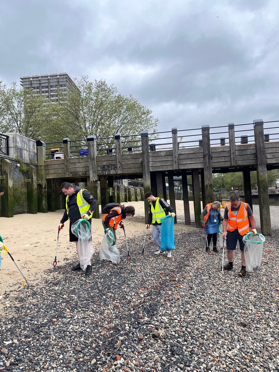 BywatersUK's tweet photo. Fantastic river clean with our friends at @LondonFire - We collected 19.5kg of waste from the beach! 🗑️

Did you know? Water bottles are the most common type of drink bottles found in the Thames – They amount to almost 50% 🍼

#Bywaters #sustainability #london #thames https://t.co/0hmN2zorUq