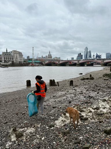 BywatersUK's tweet photo. Fantastic river clean with our friends at @LondonFire - We collected 19.5kg of waste from the beach! 🗑️

Did you know? Water bottles are the most common type of drink bottles found in the Thames – They amount to almost 50% 🍼

#Bywaters #sustainability #london #thames https://t.co/0hmN2zorUq