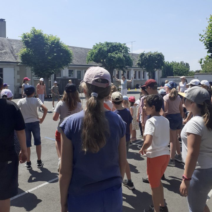 Alexandra PETIJEAN, championne du monde de pilotage sous voile, en visite à l'école de Preuilly-sur-Claise. Accompagnement des 30 minutes d'activités quotidiennes en français et en anglais, 1/2