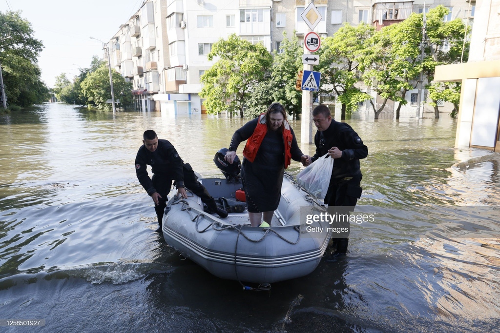 Views of #Kherson as water from the Dnipro river floods the area following the destruction of the #Kakhovka dam in #Ukraine. The cause of the dam's collapse is not yet known, with Russia and Ukraine accusing each other. I June 7, 2023 I 📷: Alex Babenko #GettyNews