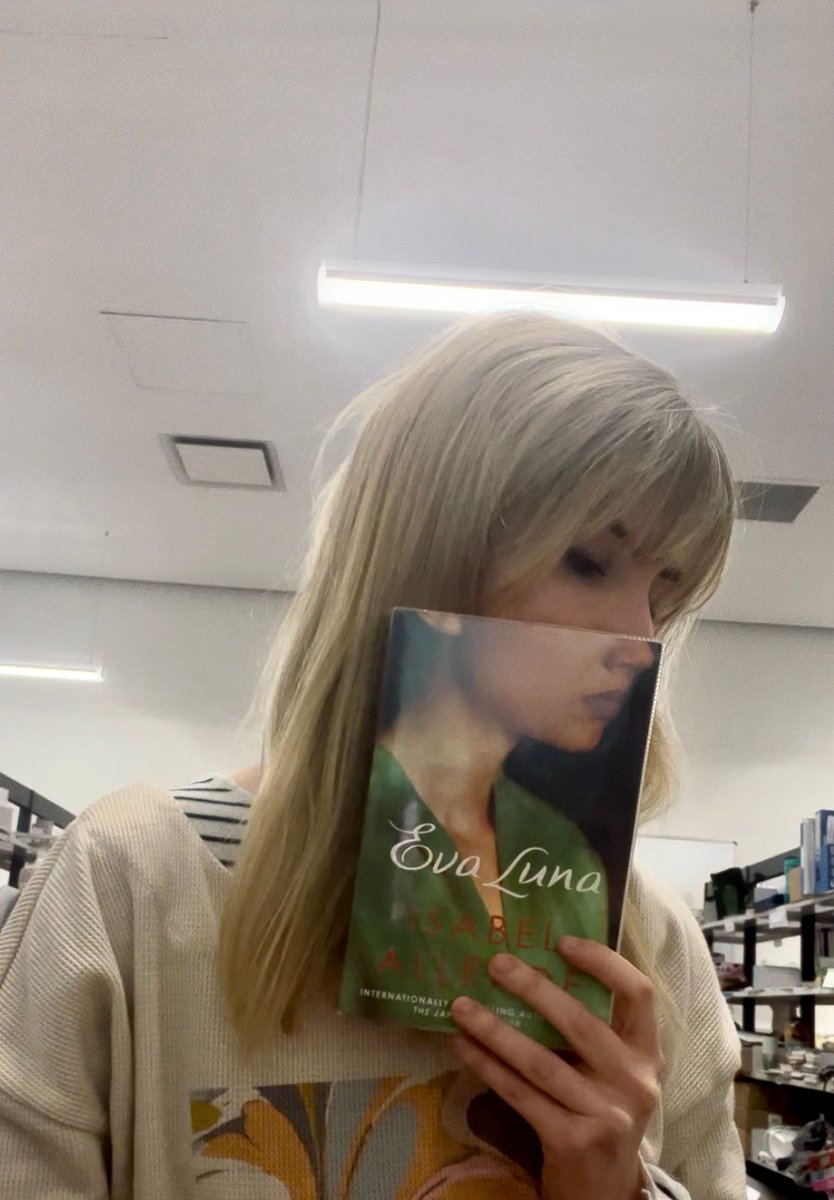 We think this Bookface might be the best in the Surrey Library Service...

@SurreyLibraries
#BookFaceFriday