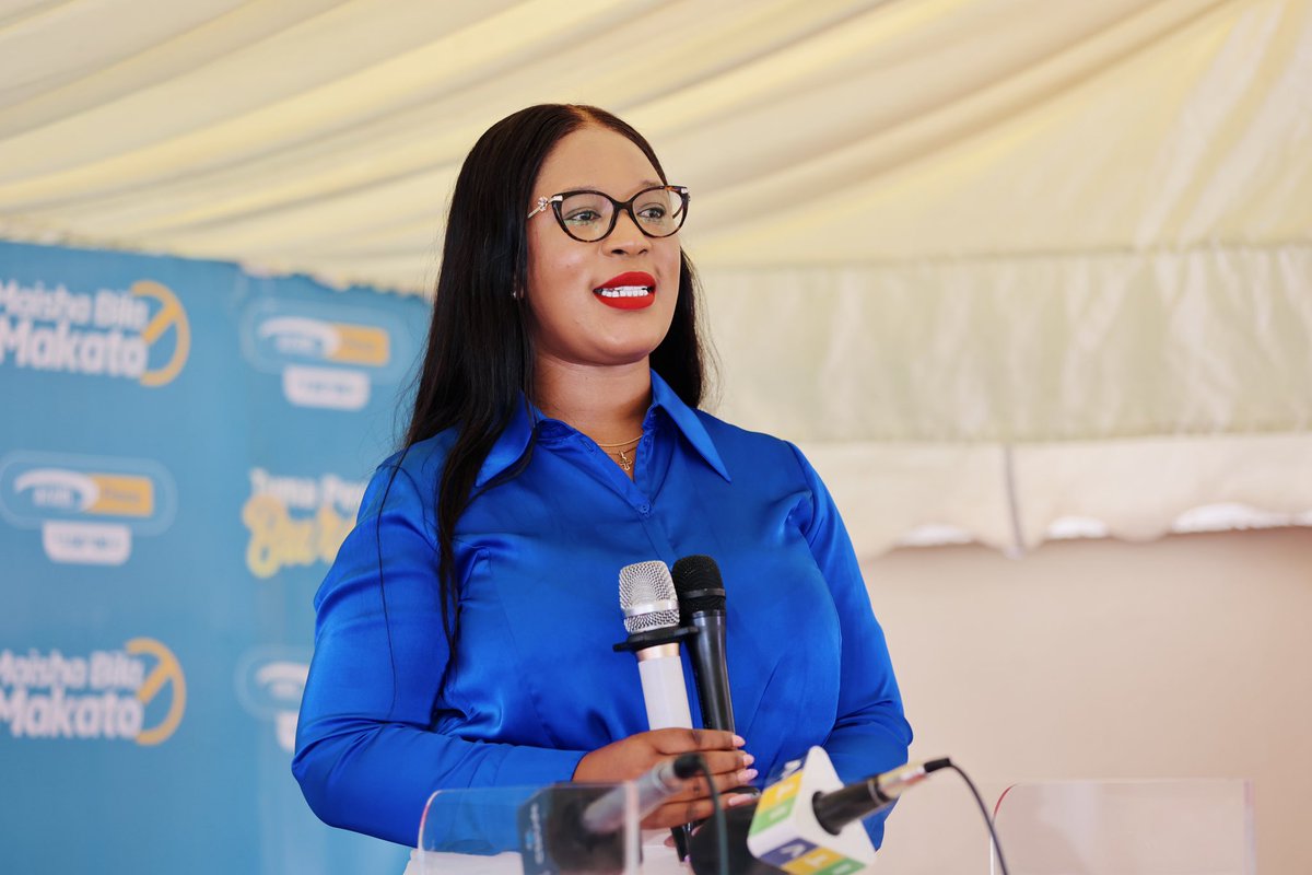 azamtvtz's tweet photo. JAMBO LA AZAM PESA: Mkurugenzi wa Mauzo na Masoko wa #AzamPay, Gillian Rugumamu akitambulisha rasmi bidhaa mpya ya “KUWA HURU, TUMA PESA BURE” kutoka @AzamPesa yenye lengo la kuwapa nafasi watumiaji wa huduma hiyo kutuma pesa bure wanapofanya miamala yao.

#AzamPesa #HudumaZaKifalme #BeiZaKizawa